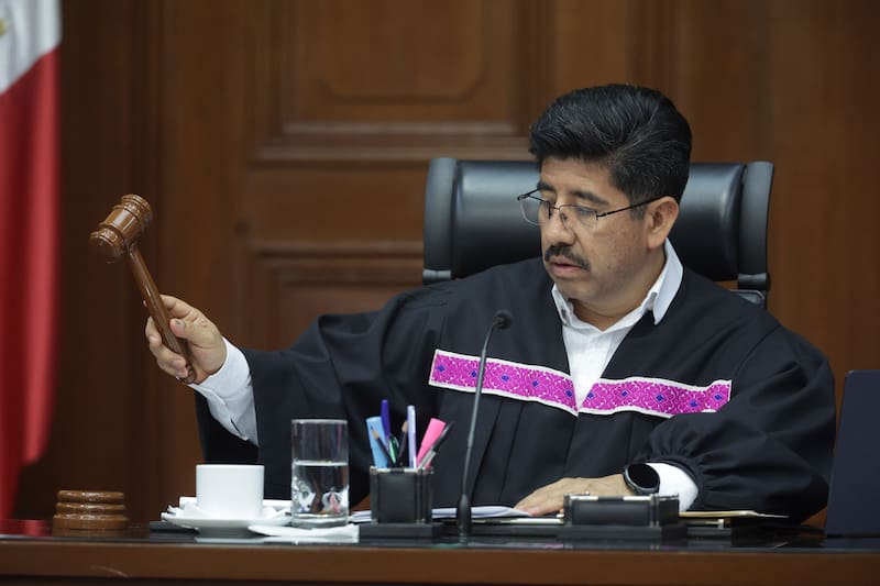 La Suprema Corte concluyó que el tribunal colegiado se apartó de esos criterios constitucionales, al atribuir a la parte actora la obligación de probar que las líneas eléctricas no cumplían con las condiciones de seguridad previstas en la normativa aplicable...