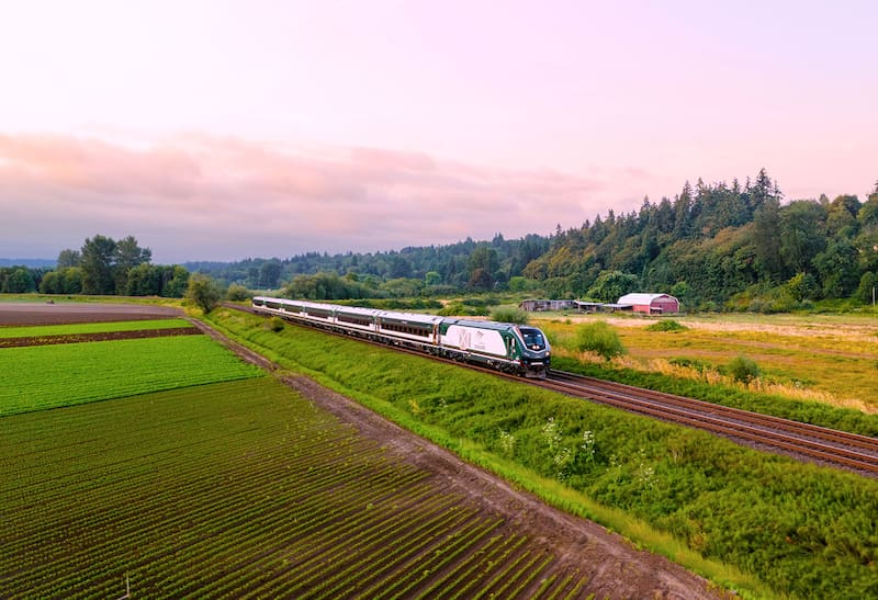 Byl Herrmann, presidente interino de Amtrak, destacó: "Este es un hito importante no solo para los usuarios de Amtrak Cascades, sino también para el esfuerzo general de Amtrak por modernizar y expandir el transporte ferroviario de pasajeros en todo el país".