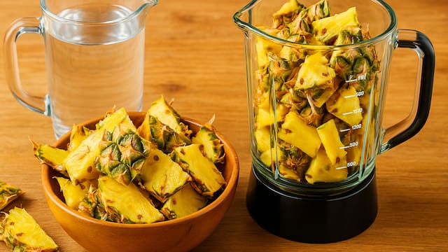 Licuar cáscara de ananá y agua: por qué recomiendan hacerlo y para qué sirve