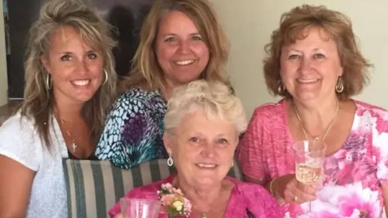 Anita, una anciana de 90 años, ha conseguido una ‘happy hour’ diaria en su residencia: “Celebramos esta etapa dorada”.