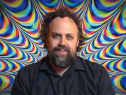 El filósofo que inventó un autor bestseller con IA para demostrar cómo funciona la manipulación de la realidad