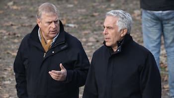 Llanto en la Corona Británico: la foto que condenó al ex Príncipe Andrés y rompió a la realeza para siempre