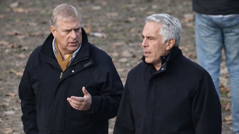 Llanto en la Corona Británico: la foto que condenó al ex Príncipe Andrés y rompió a la realeza para siempre.