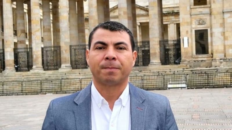 El candidato al Senado aseguró que fue interceptado por un hombre en motocicleta que lo habría amenazado con un arma de fuego.