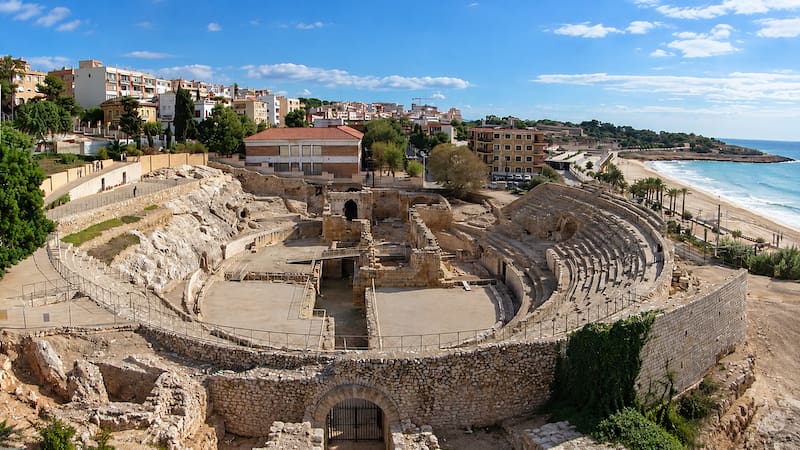 Vista del anfiteatro de Tarraco, un edificio romano construido muy cerca del mar, tras la muralla de la ciudad de Tarraco.