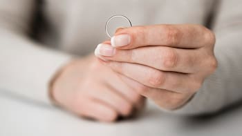 Encuentran un anillo de boda perdido hace 83 años y consiguen devolverlo a su familia: la historia detrás del hallazgo