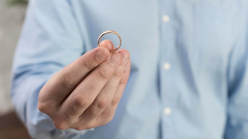 Un hombre con un detector de metales encontró un anillo de boda que estaba llevaba extraviado hacía 83 años. Imagen ilustrativa.