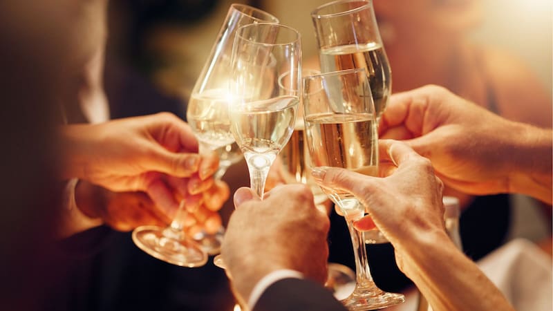 La costumbre de vestir colores específicos para dar la bienvenida al Año Nuevo tiene una profunda raíz cultural, especialmente en América Latina, donde se considera un ritual simbólico. Fuente: Shutterstock