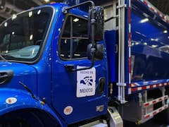 Dan a armadoras de camiones sello Hecho en México