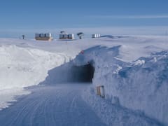 Una ciudad subterránea emerge por el deshielo en Groenlandia: hallan túneles y un enorme complejo escondido bajo 30 metros de hielo