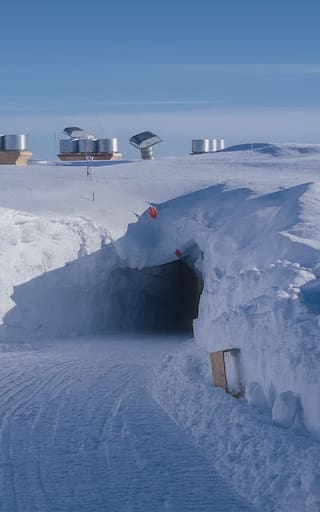 Una ciudad subterránea emerge por el deshielo en Groenlandia: hallan túneles y un enorme complejo escondido bajo 30 metros de hielo