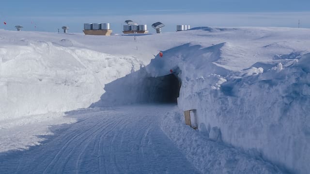 Una ciudad subterránea emerge por el deshielo en Groenlandia: hallan túneles y un enorme complejo escondido bajo 30 metros de hielo
