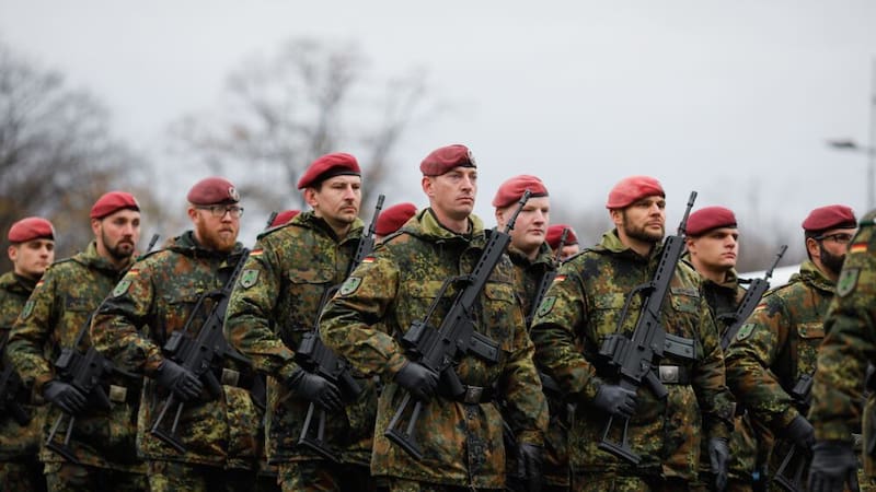 Ante la amenaza de Rusia, este país europeo refuerza su defensa al enlistar tropas para garantizar su seguridad y proteger su territorio.