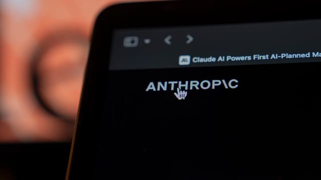 Anthropic, la empresa responsable de Claude, asegura que la IA plantearía “riesgos existenciales para la humanidad”
