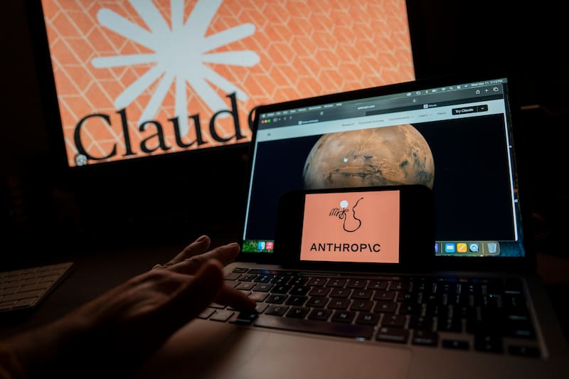 AME3167. NUEVA YORK (ESTADOS UNIDOS), 12/03/2026.- Fotografía que muestra la pantalla de un ordenador con el logotipo de la inteligencia artificial (IA) Anthropic este miércoles, en Nueva York (Estados Unidos). La creciente disputa legal y ética entre las tecnológicas y el Pentágono está reconfigurando el tablero de la IA: Anthropic ha visto crecer su popularidad entre los civiles a la par que se enfrenta en los tribunales a la Administración de Donald Trump; OpenAI enfrenta críticas por su cercanía al sector militar; y Google expande discretamente su presencia en Defensa. EFE/ Angel Colmenares