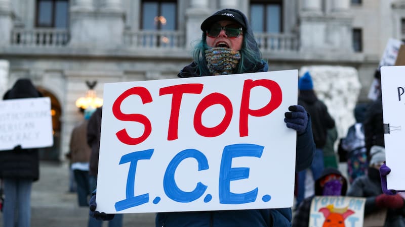(Foto de ARCHIVO)
15 January 2026, US, Harrisburg: A protester holds an anti-ICE placard during a Students Against ICE protest on the steps of the Pennsylvania State Capitol in Harrisburg, calling for stronger action by local leaders against US Immigration and Customs Enforcement amid nationwide demonstrations sparked by recent immigration-related incidents. Photo: Paul Weaver/SOPA Images via ZUMA Press Wire/dpa
Paul Weaver/SOPA Images via ZUMA / DPA
15/1/2026 ONLY FOR USE IN SPAIN