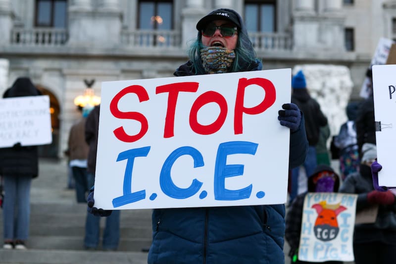 (Foto de ARCHIVO)
15 January 2026, US, Harrisburg: A protester holds an anti-ICE placard during a Students Against ICE protest on the steps of the Pennsylvania State Capitol in Harrisburg, calling for stronger action by local leaders against US Immigration and Customs Enforcement amid nationwide demonstrations sparked by recent immigration-related incidents. Photo: Paul Weaver/SOPA Images via ZUMA Press Wire/dpa
Paul Weaver/SOPA Images via ZUMA / DPA
15/1/2026 ONLY FOR USE IN SPAIN