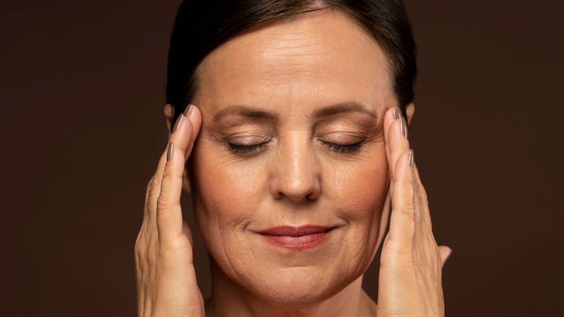 La lucha contra las arrugas ya no depende solo de cremas tradicionales. Foto: Freepik.