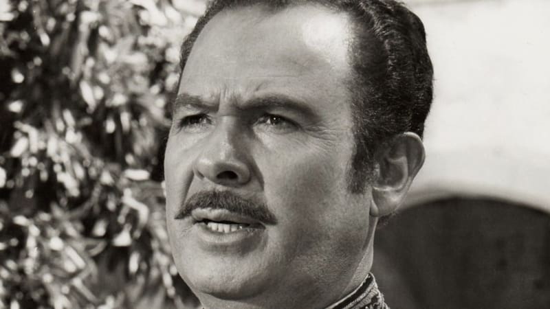 El legendario cantante y actor mexicano Antonio Aguilar en una imagen de época portando su característico traje charro.