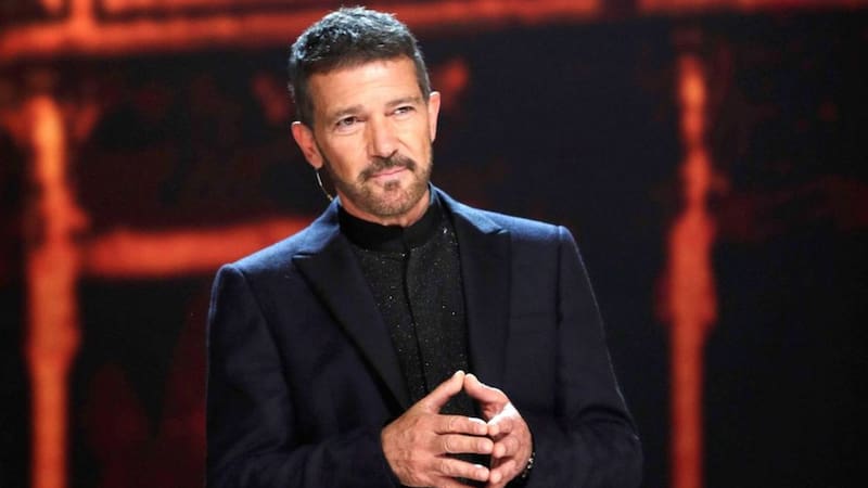 La rutina de Antonio Banderas, a los 65 años: “Me despierto a las 6 de la mañana, desayuno un té, hago pesas y corro 10 km”.