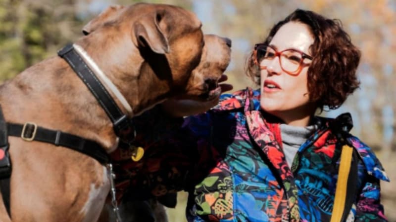 Paula Calvo, antrozoóloga: “Tu estado emocional forma parte del ambiente de tu perro igual que la temperatura o el ruido de la casa”.