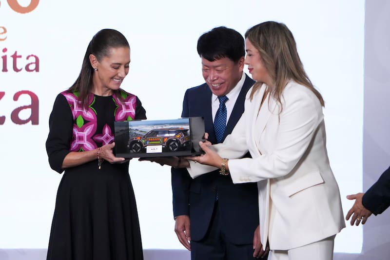 La presidenta Claudia Sheinbaum con Andy Kim, Ceo de Kia México, y Marianela Calderón, directora de Experiencia del Empleado y Administración Kia México.