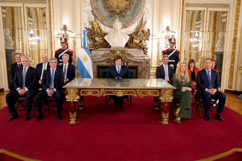 El presidente Javier Milei y su gabinete anunciaron una reforma de la Carta Orgánica del BCRA, a los seguros, al mercado de capitales y un "grillete fiscal" con ataques a Cristina Kirchner y Mercedes Marcó del Pont