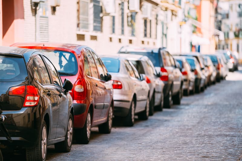 Roger, 75 años, lleva 5 años viviendo en un estacionamiento : “Si me toca la lotería, me compro una autocaravana”.