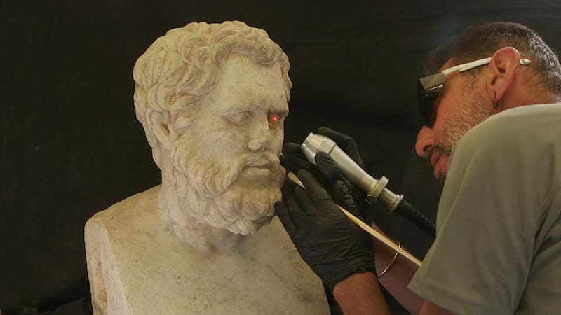 Una obra para ampliar una línea ferroviaria de alta velocidad en Israel reveló dos impresionantes estatuas romanas de mármol que permanecieron ocultas durante 1,700 años.