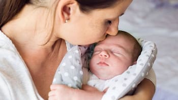 Nueva normativa de Registro Civil: ahora la madre puede darle el apellido a los hijos aunque el padre no los desee