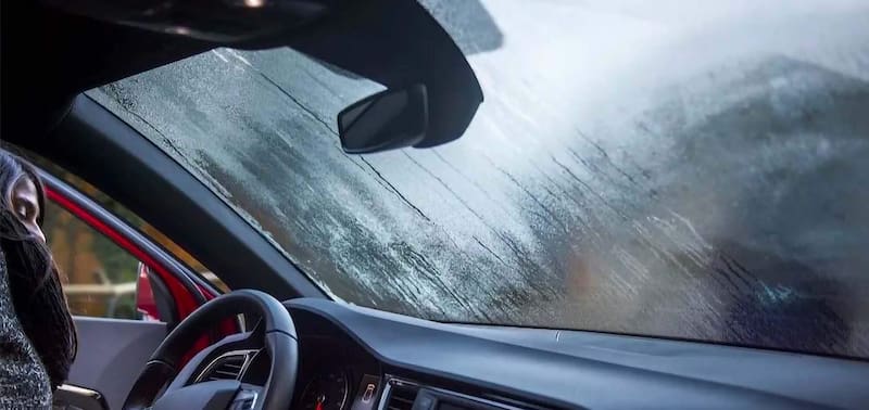 Aplicar crema de afeitar sobre los vidrios y espejos del auto es un truco casero que puede ayudar a evitar el empañamiento. Fuente: El Cronista.