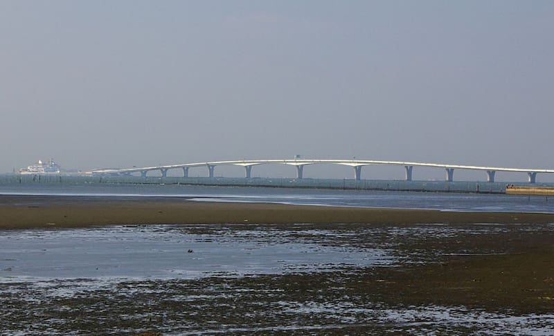 Este puente es récord en todo el mundo con su extensión de 15 kilómetros.