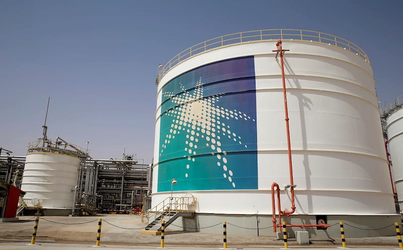 Las hostilidades continuaron el lunes con un ataque a instalaciones petroleras de Saudi Aramco en la ciudad saudita de Jizán.