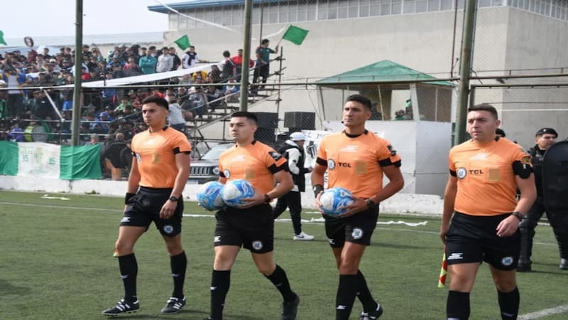 El cuerpo arbitral que dirigió la final entre Atlético Boxing Club y La Amistad de Cipolletti (Foto: La Opinión Austral)