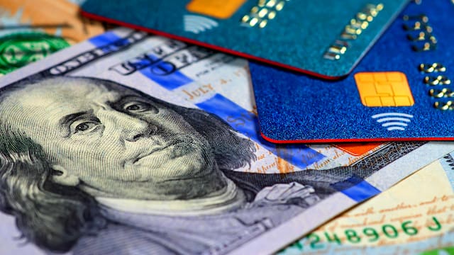 Récord histórico de dólar tarjeta por consumos en el exterior por vacaciones en Brasil, Uruguay y Chile