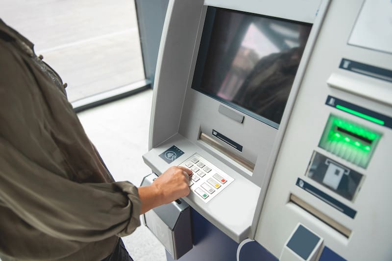 ARCA no fija un tope para enviar dinero entre padres e hijos o entre otros familiares si los fondos tienen un origen lícito y declarado. (Foto: Shutterstock)