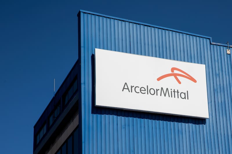 La guerra de Irán encumbra a Repsol, castiga a Acelormittal y los bancos desde inicios de año.