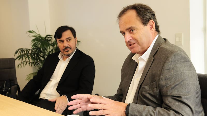 Javier Masin, representante de General Motors y Pablo Rossetto, gerente general de Acudir