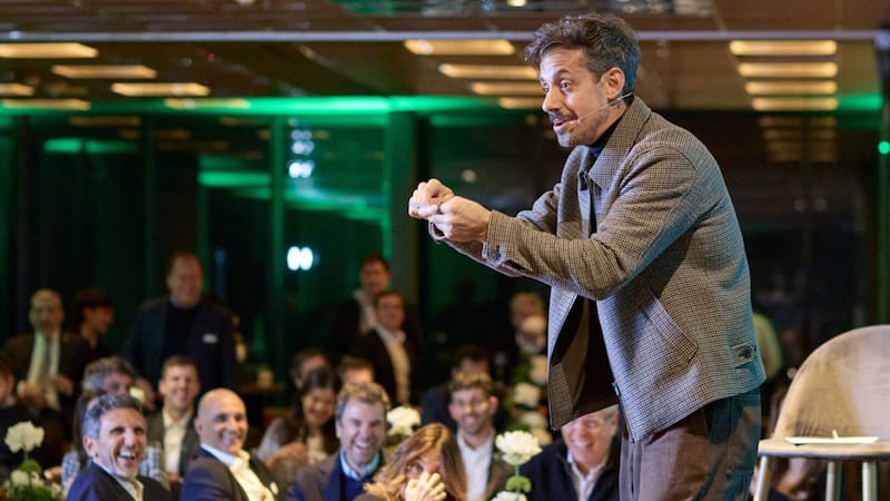 Agustín “Rada” Aristarán acompañó el evento con una propuesta que combinó humor, reflexión e interacción con empresarios, referentes del mercado de capitales y clientes invitados.
