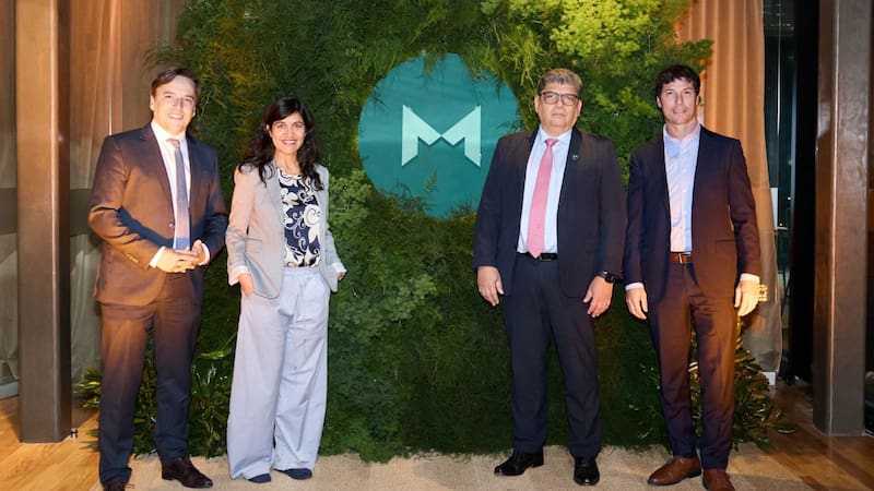 El evento contó con un panel sobre actualidad integrado por José Del Río, Director de Contenidos de La Nación; Esteban Domecq, fundador de Invecq Consulting; Jimena Zúñiga, analista de Geoeconomía para Bloomberg; y Emilio Botto, Jefe de Estrategia e Inversiones de Mills Capital.
