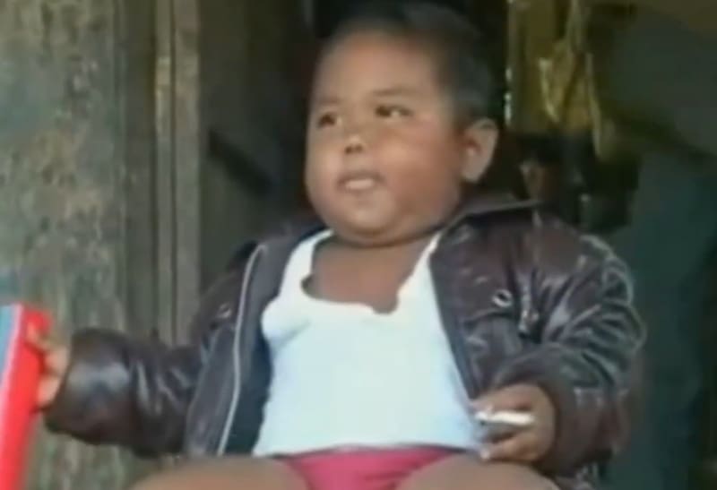 Ardi Rizal, el niño que fumaba 40 cigarrillos por día con un año de edad.