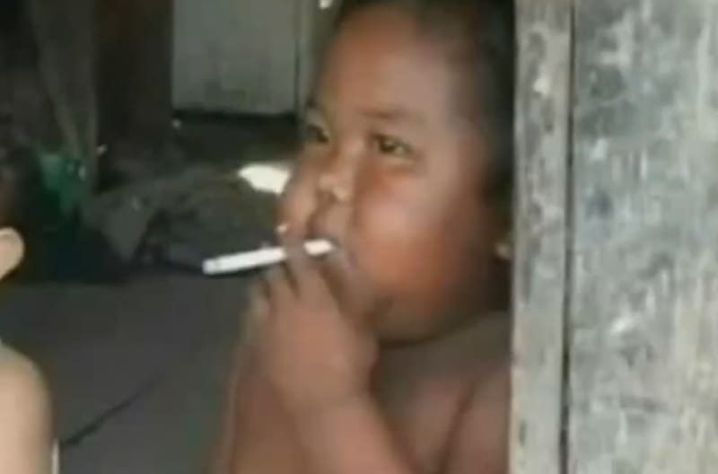 Ardi Rizal, el niño que fumaba 40 cigarrillos por día con un año de edad.