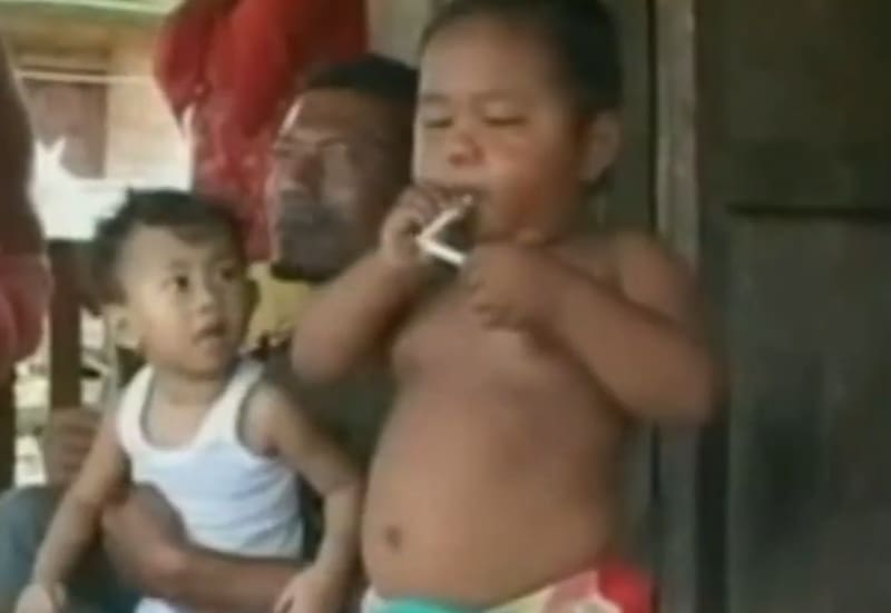 Ardi Rizal, el niño que fumaba 40 cigarrillos por día con un año de edad.