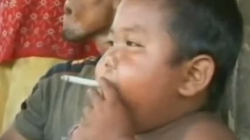 Ardi Rizal, el niño que fumaba 40 cigarrillos por día con un año de edad.