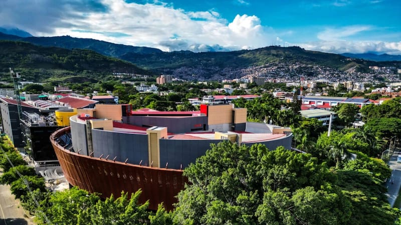 La Arena USC aparece como el escenario elegido para recibir a autoridades, delegaciones e invitados nacionales e internacionales.