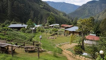 Ofrecen casa, trabajo y transporte escolar gratis para vivir entre montañas en un pueblo de 40 personas
