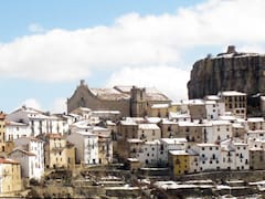 La sorprendente aldea de montaña a solo 2 horas de Valencia: se encuentra a los pies de un espléndido castillo