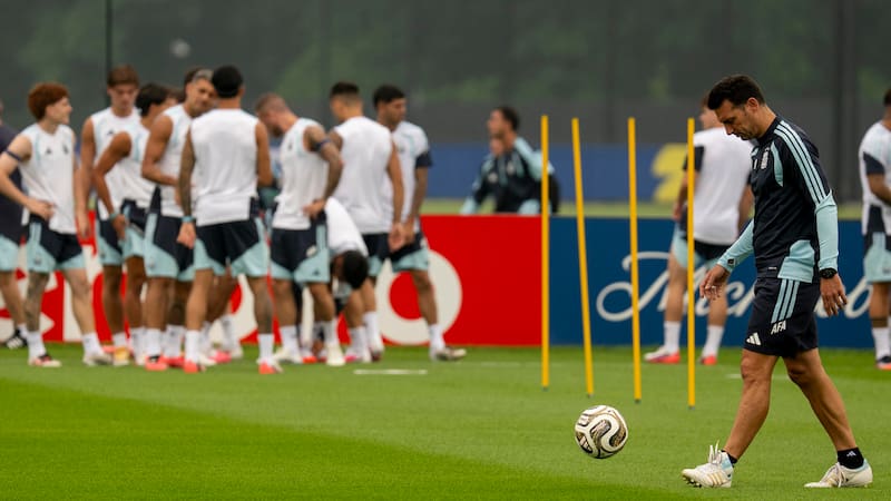 Morristown (Nueva Jersey), 18/07/2026.- El técnico de la selección Argentina, Lionel Scaloni, durante su entrenamiento en el Columbia Park Training Facility para preparar la final del Mundial que disputarán frente a España este domingo en el estadio Metlife de East Rutherford. EFE/Ángel Colmenares