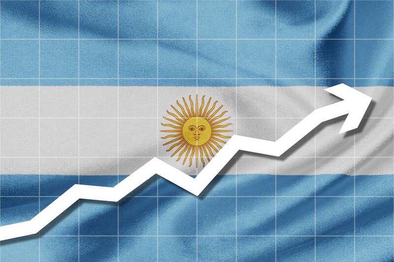 “Argentina sigue siendo la excepción, muy apartada de los flujos y momentum actual”, reconoce la consultora.