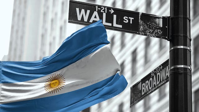 Bonos en alza llevaron el riesgo país a 553: por qué fue una semana positiva para la deuda argentina